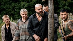 Беглые зеки держат в страхе весь район (русский боевик)